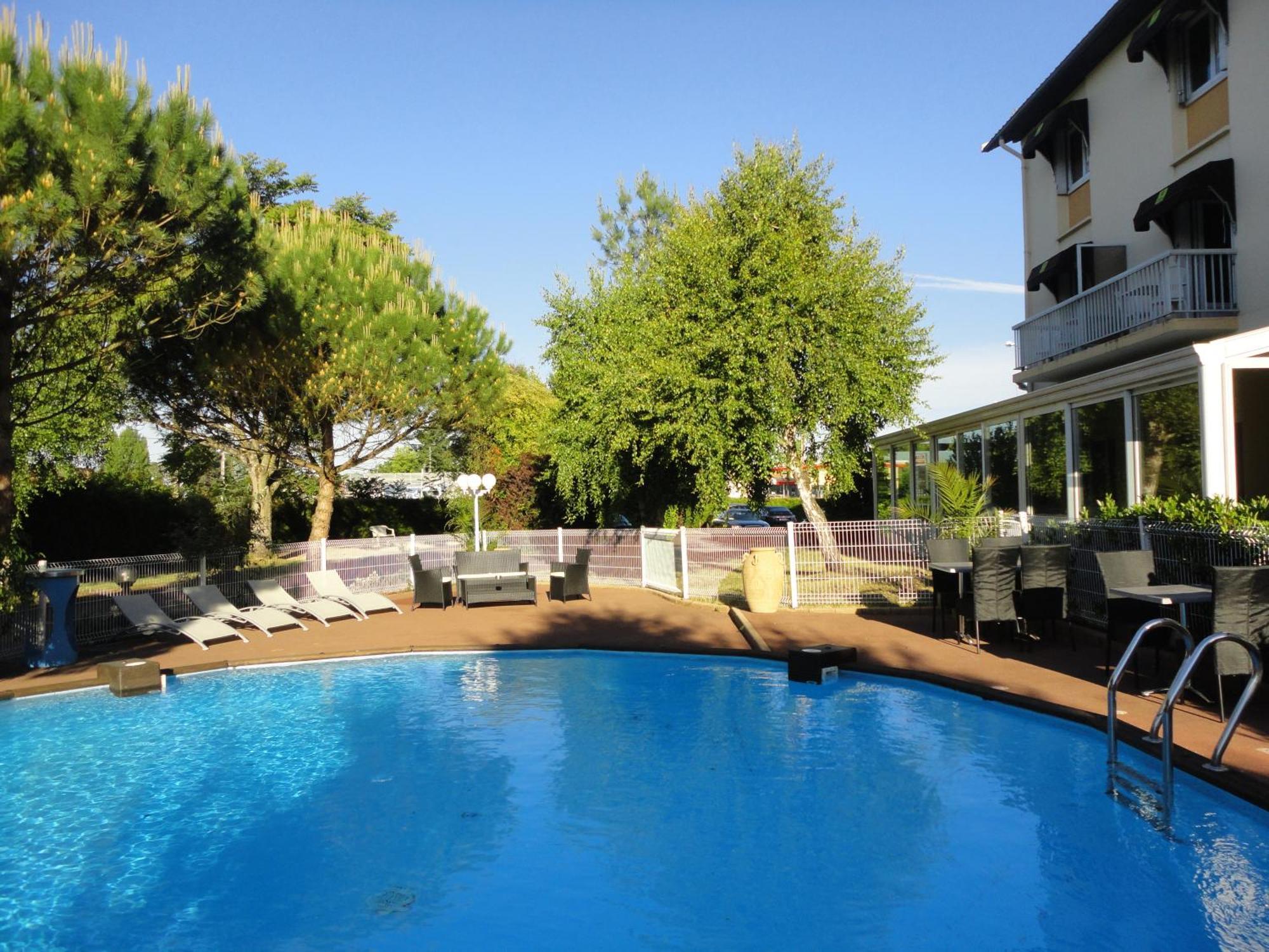 Отель Logis Les Charmilles Chalon-Sur-Saone Sud Lux Экстерьер фото