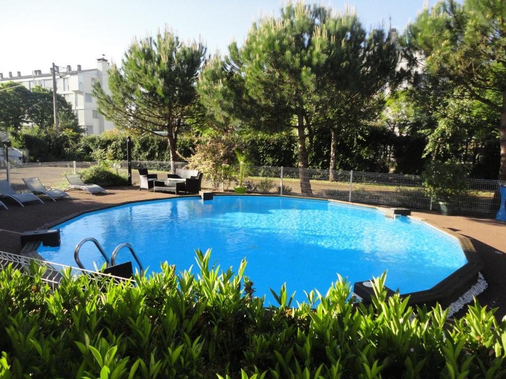 Отель Logis Les Charmilles Chalon-Sur-Saone Sud Lux Экстерьер фото